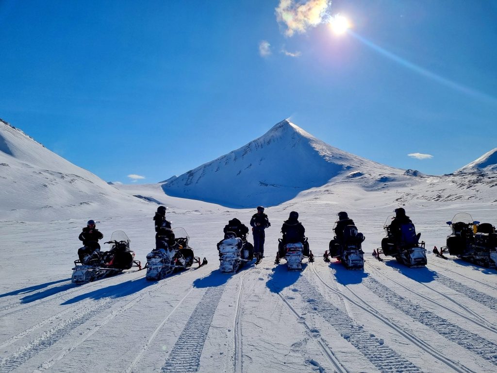 Snøscootertur til Isfjord Radio på Svalbard I Nordmanns-Reiser